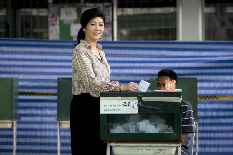 Cựu Thủ tướng Thái Lan Yingluck Shinawatra bỏ phiếu tại điểm bầu cử trong cuộc trưng cầu dân ý cho bản hiến pháp mới tại Bangkok ngày 7 tháng 8 năm 2016.