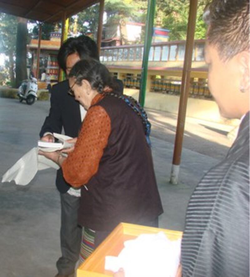 图片：西藏知名前政治犯阿妈阿德为九•十•三运动新书揭幕。（记者丹珍摄）