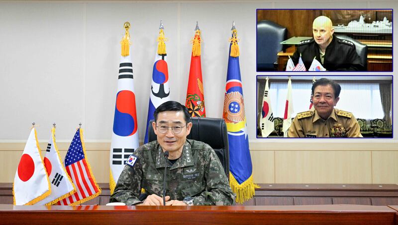 양용모 해군참모총장이 17일 오전 해군잠수함사령부 회의실에서 제임스 킬비(James W. Kilby, 대장) 미국 해군참모총장 대행, 사이토 아키라(Saito Akira, 대장) 일본 해상자위대 해상막료장과 화상으로 회의를 하고 있다.