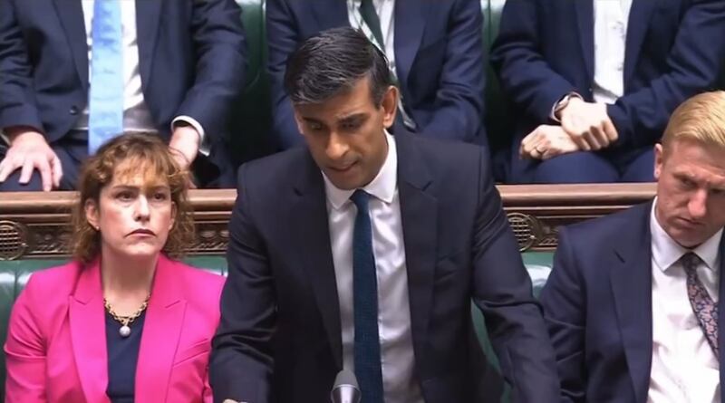 英国外交大臣拉米访华前夕，首相斯塔默（Keir Starmer）在国会接受议员质询时，被在野保守党党魁苏纳克（Rishi Sunak）连番追问中国相关议题。(The Committee for Freedom in Hong Kong Foundation@thecfhkg视频截图)