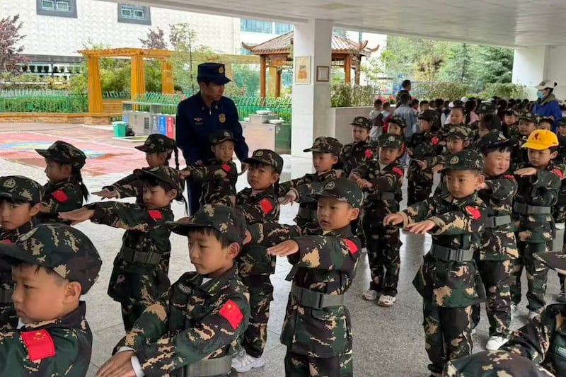 རྒྱ་ནག་གི་རྒྱལ་སྲུང་སློབ་གསོ་ནས་ཇི་ནི་ཝའི་བྱིས་པའི་ཐོབ་ཐང་གི་ཚོགས་འདུ་བར།