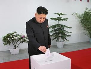 북한 김정은 국방위원회 제1위원장이 지난 9일 김일성정치대학에서 제13기 최고인민회의 대의원 선거 투표를 하는 모습.