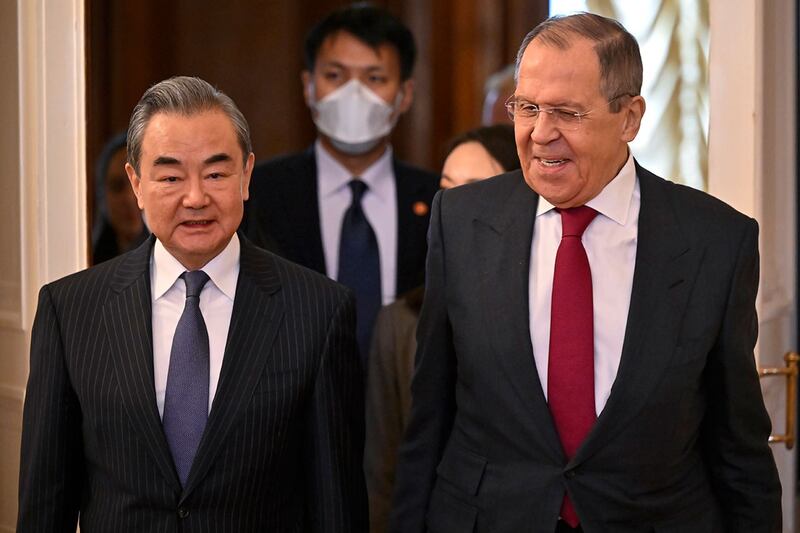 2023年2月22日,俄罗斯外交部长拉夫罗夫(右)和中国外交主管王毅在在莫斯科会谈。(美联社)