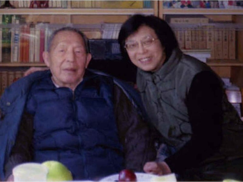 晚年张春桥与女儿张维维合影。（Public Domain）