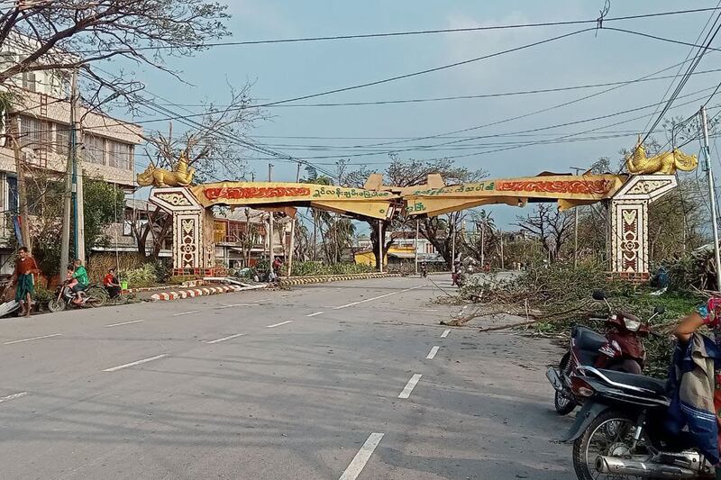 မုန်တိုင်းကြောင့် ပျက်စီးသွားသည့် စစ်တွေမြို့ဝင်ဆိုင်းဘုတ်။ (Photo: Citizen Journalist)