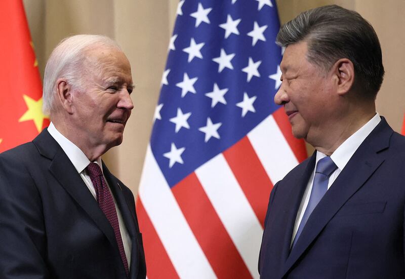 2024年11月16日，美国总统拜登（左）与中国国家主席习近平（右）在秘鲁利马交谈。（POOL / AFP）