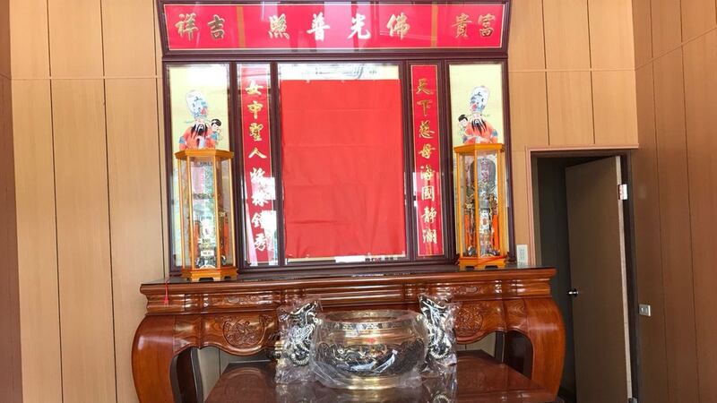 这间所谓“天后宫”有神桌还未有神尊。（台南市新营区公所提供）