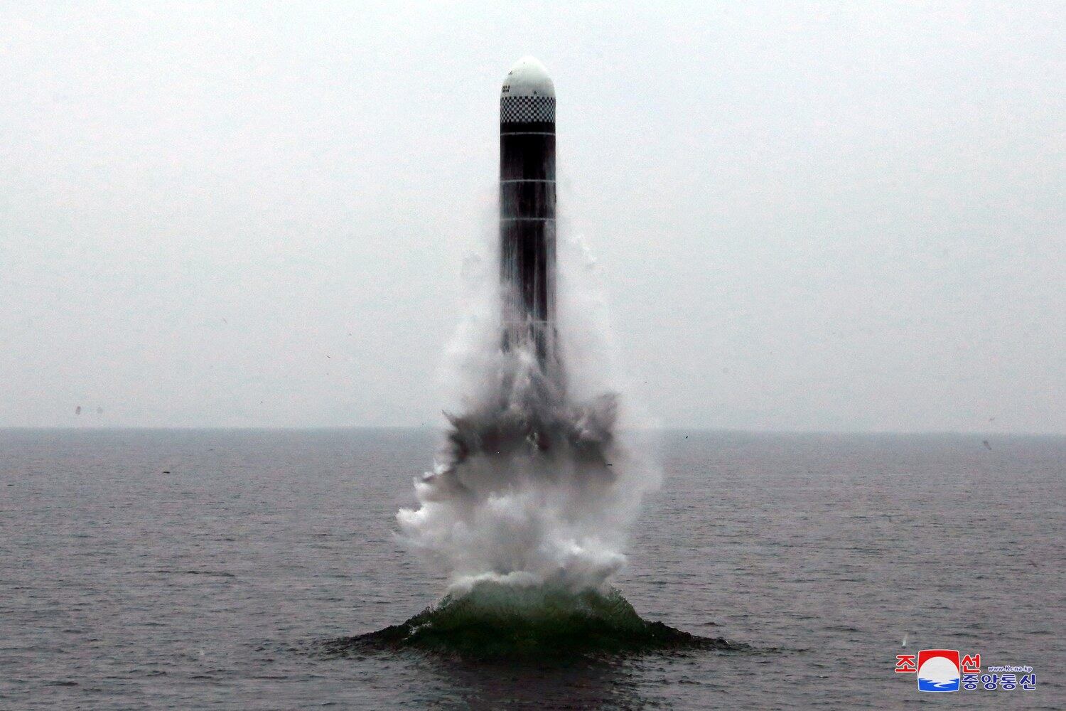 북한이 지난 2019년 10월 잠수함발사탄도미사일(SLBM)을 시험발사 하고 있다.