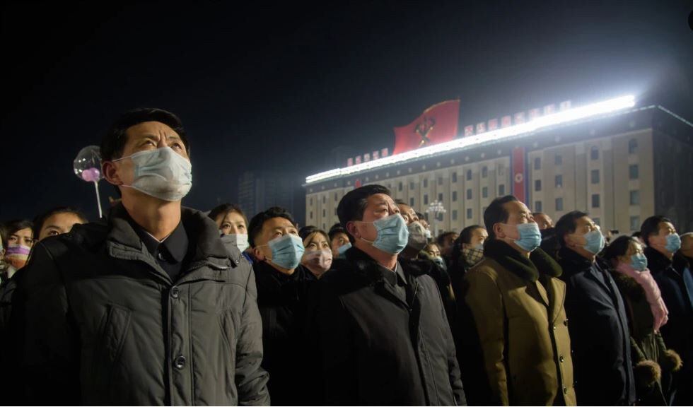 지난 1일 북한 평양에서 열린 신년 경축 행사에 참석한 주민들이 마스크를 쓰고 있다.
