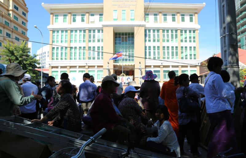 ពលរដ្ឋ​គាំទ្រ​បក្ស​សង្គ្រោះជាតិ នៅ​មុខ​សាលាដំបូង​រាជធានី​ភ្នំពេញ ក្នុង​ថ្ងៃសវនាការ​សកម្មជន​បក្ស​សង្គ្រោះជាតិ​ទាំង ១១​នាក់ នៅ​ថ្ងៃ​ទី ២៥ ធ្នូ ២០១៤។ 