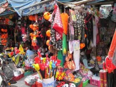 Ở Việt Nam mọi hàng hóa phục vụ tiêu dùng, giải trí... đều ngập tràn thương hiệu của Trung Quốc (baodatviet)