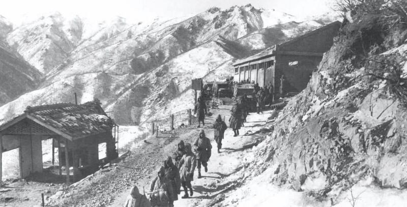 1950年12月9日，美陆战1师通过被修复的水门桥。（美国海军陆战队官方网站）