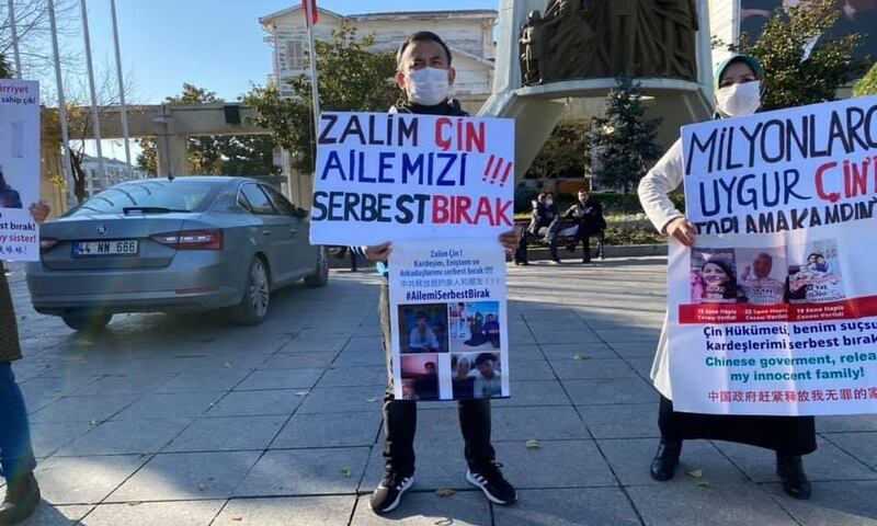 تۈركىيە ساقچىلىرى ئىستانبۇلدا تۇيۇقسىز ئۆيىگە بېسىپ كىرىپ، تۇتۇپ كەتكەن ئابدۇشۈكۈر ئابدۇلباسىت نامايىشىدا. 2020-يىلى نويابىر، تۈركىيە.