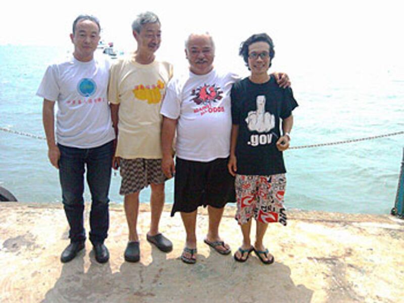 深圳保釣人士方曉松(左)因參與保釣行動受打壓。圖為他與香港保釣人士合照。(照片由香港保釣人士楊匡提供,攝於2012年8月14日)