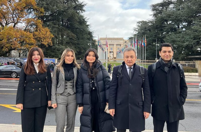 «بىرلەشكەن دۆلەتلەر تەشكىلاتىنىڭ 12-قېتىملىق سودا ۋە كىشىلىك ھوقۇق مۇنبىرى» تېمىسىدىكى يىغىنىغا كىرىشتىن ئىلگىرى، ئۇيغۇر ۋەكىللەر خاتىرە سۈرەتكە چۈشتى. 2023-يىلى 27-نويابىر، جەنۋە