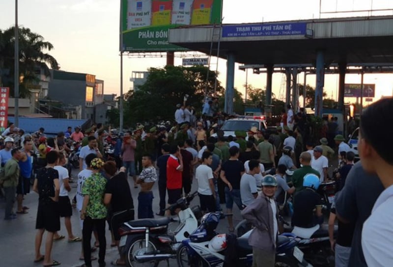 Người dân và giới tài xế phản đối tại trạm thu phí BOT Tân Đệ.
