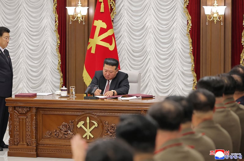 2026년 7월 9일 평양 정부청사 1호관에서 열린 조선노동당 제9기 중앙군사위원회 제1차 확대회의에 참석한 김정은 국무위원장의 모습.