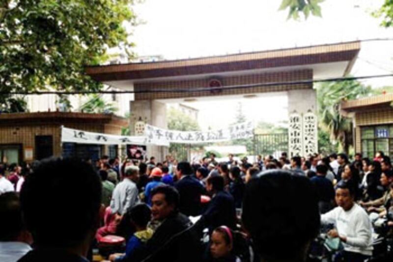 數十名親屬手持寫有“警車撞人還我公道”的橫額，遊行至淮安區政府抗議。（照片由現場人士提供）
