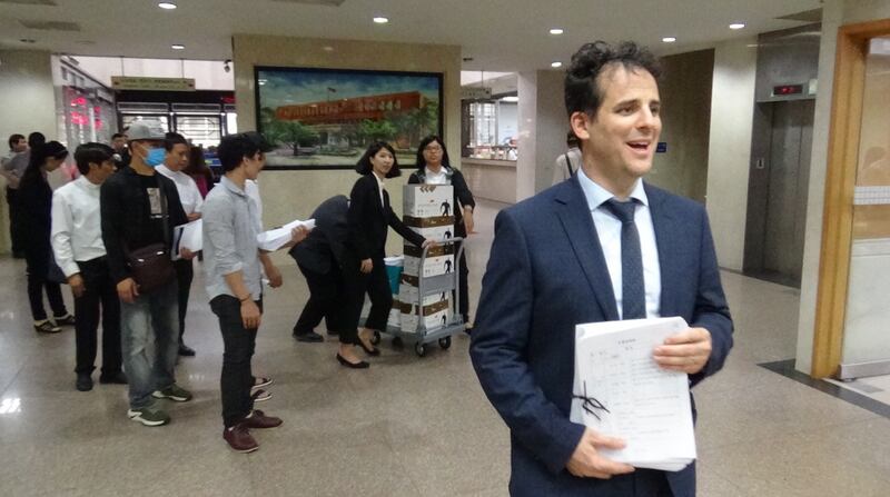 多名越南受害者代表跟随律师进入台北地方法院控告台塑，文件量多以推车送进法院。（记者夏小华摄）