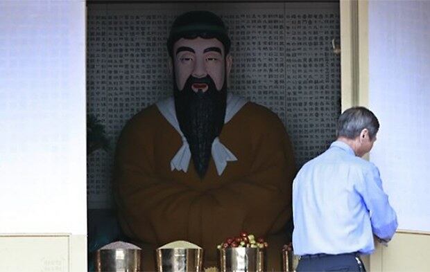개천절(開天節)을 앞두고 서울 종로구 사직단 단군성전에서 관계자들이 행사 준비를 하는 모습.