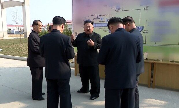 북한 김정은 국무위원장이 노동절(5·1절)이었던 지난 1일 순천인비료공장 준공식에 참석했다고 조선중앙TV가 2일 보도했다. 