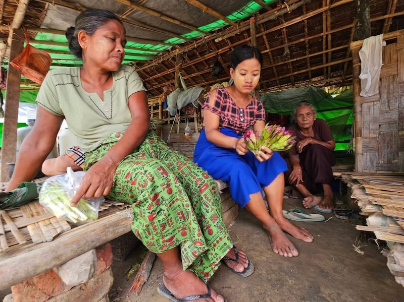 ရသေ့တောင်မြို့နယ် စေတီတောင်အရှေ့ စစ်ဘေးဒုက္ခသည်စခန်းမှာ ခိုလှုံနေသူတွေကို ၂၀၂၃ ခုနှစ် မေလ ၂၅ ရက်နေ့က တွေ့ရစဉ်။ (Photo : RFA)