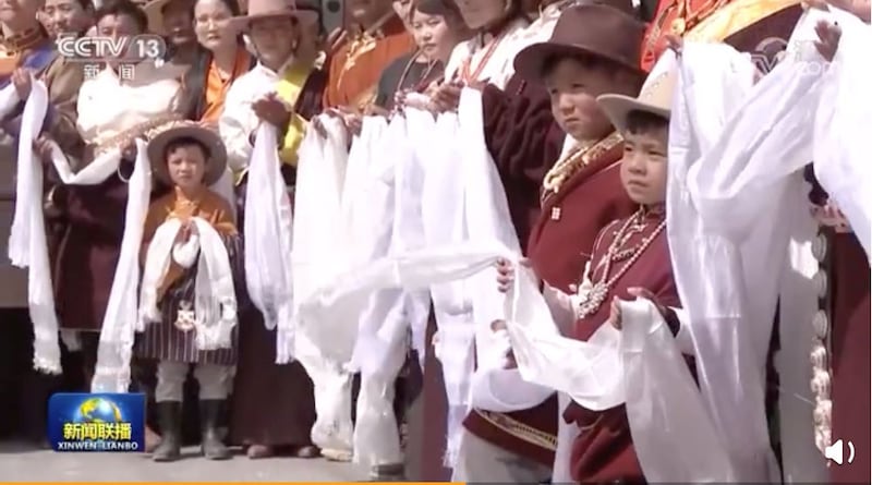 中共建党百年前夕,中国领导人习近平8日走访海北藏族自治州果洛藏贡麻村牧民集中安置新村。(央视视频截图)