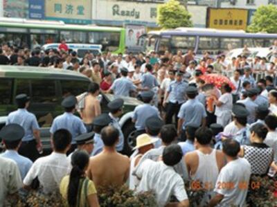 图片：武汉东沙连通工程拆迁再引发居民堵路抗议（由居民提供）