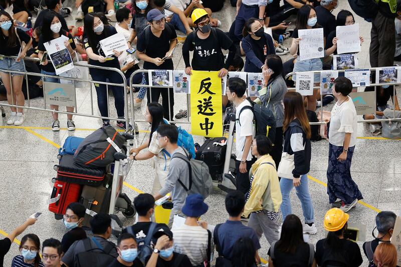 2019年8月9日,反送中示威者在香港机场大厅举行抗议活动。(路透社)