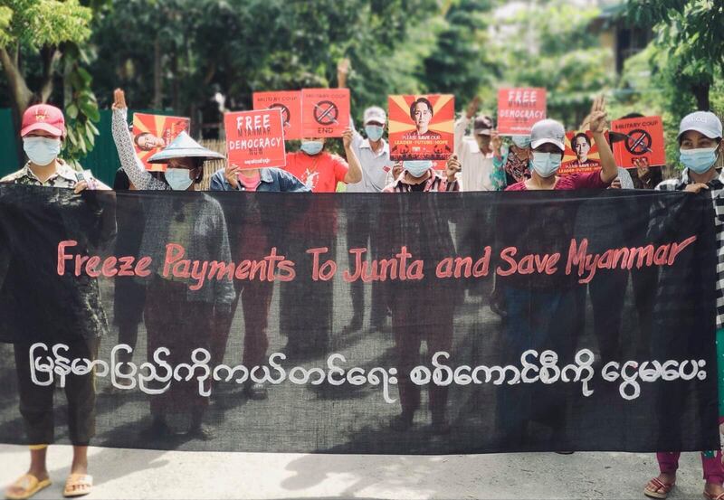 စစ်ကိုင်းတိုင်း၊ ကလေးမြို့တွင် သွေးစွန်းငွေ ဖြတ်တောက်ရေးလှုပ်ရှားမှုတွင် ပါဝင်ခဲ့ကြသူများအား ၂၀၂၂ ခုနှစ် အောက်တိုဘာလ ၂၈ ရက်နေ့က တွေ့ရစဉ်။ (Photo: Citizen Journalist)