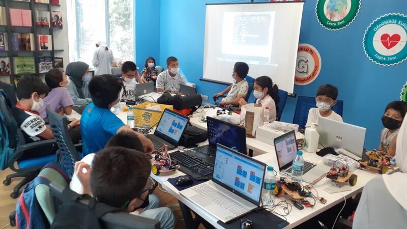 ئۇيغۇر بالىلار تۈركىيەدىكى «UyghurSTEM» نامىدىكى مەكتەپنىڭ تور يۈزىدە ۋە يۈزتۇرانە ئۆتۈلىدىغان دەرسلىرىگە قاتنىشىپ، روبوت ۋە پىروگرامما تىلى ئۆگىنىۋاتىدۇ.