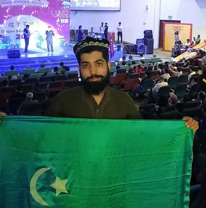ئىسلامئابادتىكى پاكىستان دۆلەتلىك ئىلىم-پەن ۋە تېخنولوگىيە ئۇنىۋېرسىتېتىدا ئۆتكۈزۈلگەن تاڭزوڭزا(端午) بايرىمىنى تەبرىكلەش پائالىيىتىدە ئۇيغۇر دوپپىسىنى كىيىپ، شەرقىي تۈركىستان بايرىقىنى ئۈستىگە ئارتىپ كىرگەن پاكىستانلىق ياش مۇھەممەد ئوسمان ئەسەد. 2022-يىلى 10-ئىيۇن.