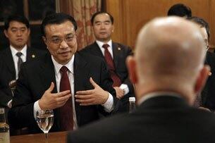 خىتاي مۇئاۋىن باش مىنىستىرى لى كېچياڭ 2011-يىلى 11-يانۋار لوندوندا ئەنگلىيە ھۆكۈمەت ئەمەلدارلىرى بىلەن سۆھبەتتە بولدى.