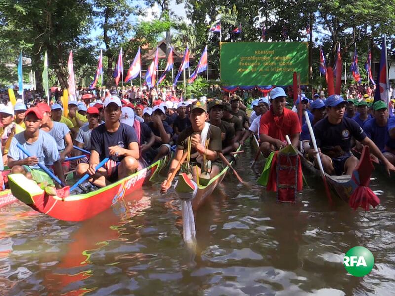 ពិធី​បុណ្យ​អុំ​ទូក​នៅ​ខេត្ត​សៀមរាប នៅ​ថ្ងៃ​ទី​១៤ ខែ​វិច្ឆិកា ឆ្នាំ​២០១៦។ RFA/Hang Savyouth
