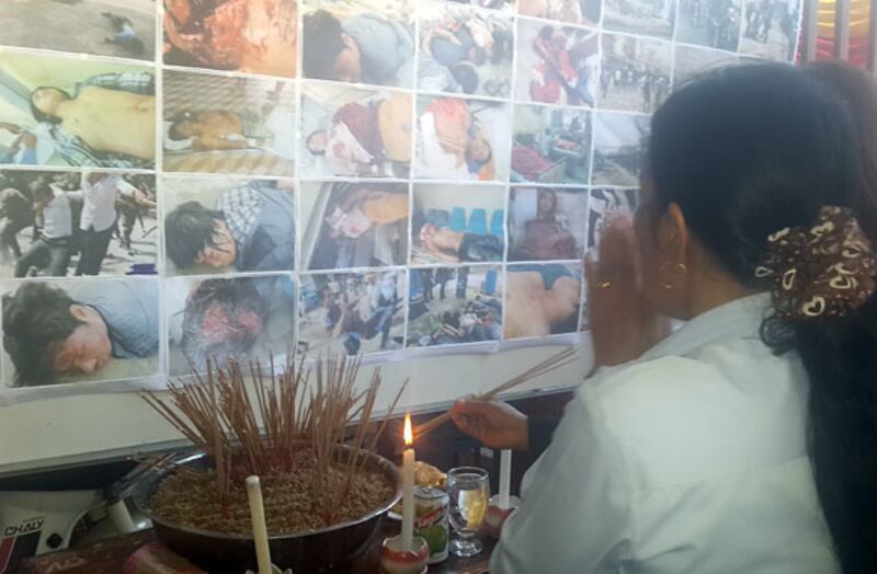 កម្មករ​ចូល​រួម​ពិធី​បង្សុកូល​គោរព​វិញ្ញាណក្ខន្ធ​អ្នក​ស្លាប់​ក្នុង​ពេល​តវ៉ា​នៅ​ផ្លូវ​វ៉េងស្រេង នា​ទីស្នាក់ការ​សហភាព​ការងារ​កម្ពុជា នៅ​ថ្ងៃ​១២ មករា ឆ្នាំ​២០១៤។