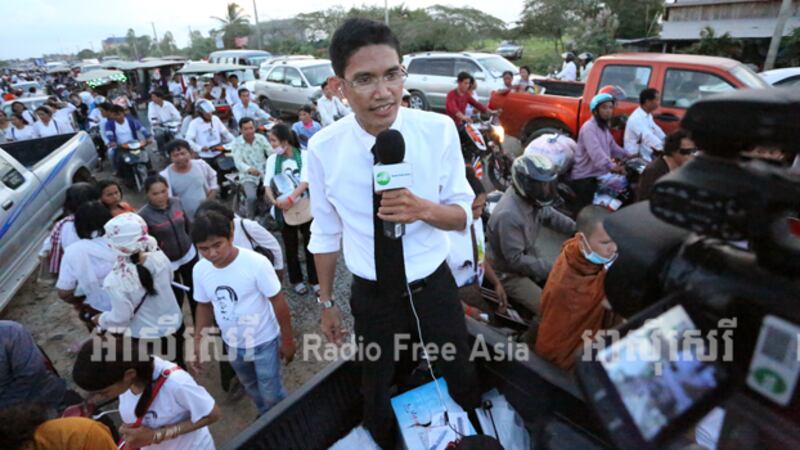 អតីត​បុគ្គលិក​អាស៊ីសេរី លោក យាង សុជាមេត្តា ក្នុង​ពេល​ចុះ​បំពេញ​ការងារ​កាល​ពី​អំឡុង​ឆ្នាំ​២០១៦។