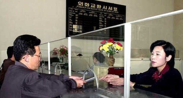 북한 평양시내의 무역은행에서 한 시민이 `인민생활공채'를 구입하고 있다.
