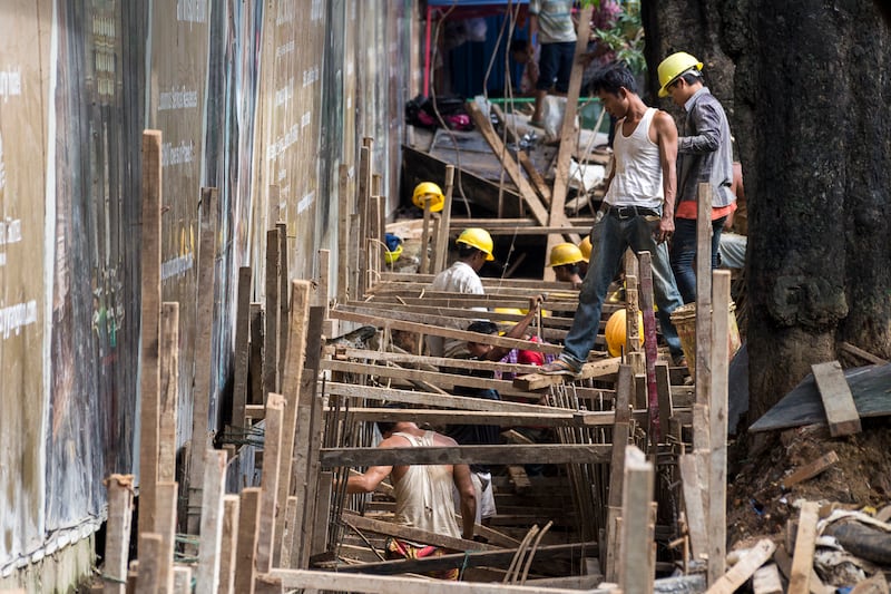 ရန်ကုန်မြို့ရှိ ဆောက်လုပ်ရေးလုပ်ငန်းခွင်တစ်ခုက အလုပ်သမားများကို ၂၀၁၆ ခုနှစ် ဇူလိုင် ၂၀ ရက်နေ့ကတွေ့ရစဉ်။ (Photo : Alex Berger)