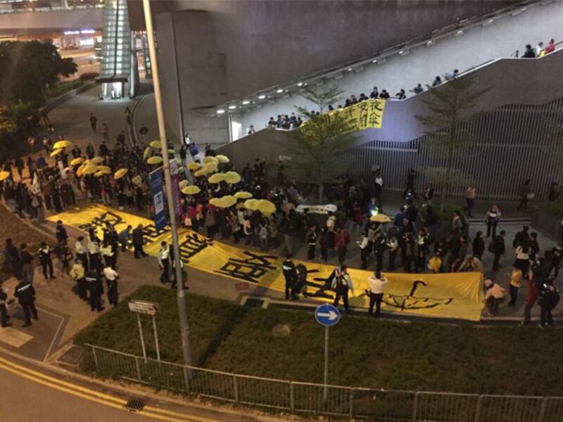 2014年12月24日，民間組織“學生覺醒”發起的遊行，由灣仔修頓球場出發遊行到政府總部，他們沿途高舉黃傘及寫有“我要真普選”的橫額。（學生覺醒FACEBOOK）