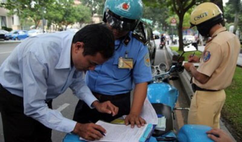 Thanh tra giao thông phạt taxi Uber tại Hà Nội ngày 3/12/2014. Photo courtesy of TTO.