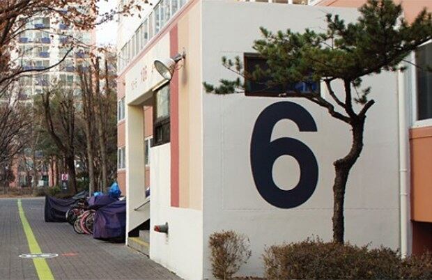 사진은 노원구 공릉동의 영구임대아파트 출입구 모습.