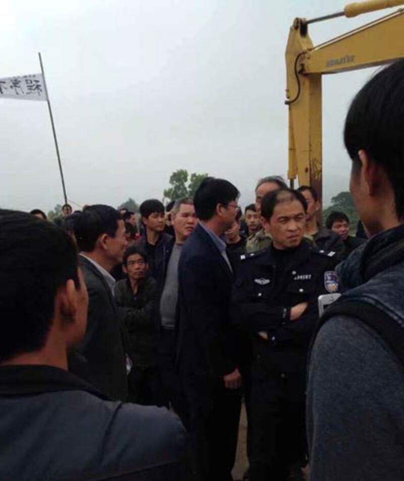 2015年1月26日,清河村上百村民不滿政府強行征地因而到工地阻工,與百多名警察進行對峙。(村民攝)