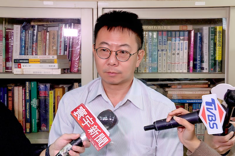 全球防衛雜誌採訪主任陳國銘:解放軍機頻繁擾台嚴重消耗台灣空軍戰力。(鍾廣政 攝)