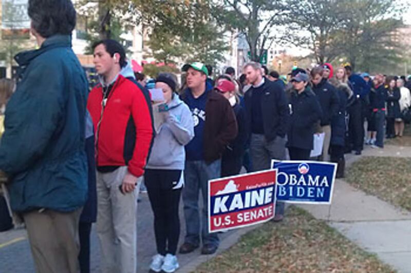 弗吉尼亞州的一個投票站外人龍人數超過200人,每人平均要等一至兩小時。(梁可瑩拍攝/RFACantonese)