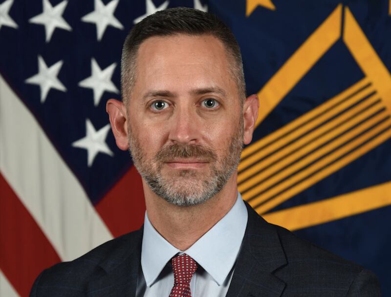 美國國防部負責核武器政策的副助理部長約翰遜（圖）指出，美國希望與中國就「更基本的事情」開始交流，而不是彈頭的數量。（美國國防部官網圖片） 