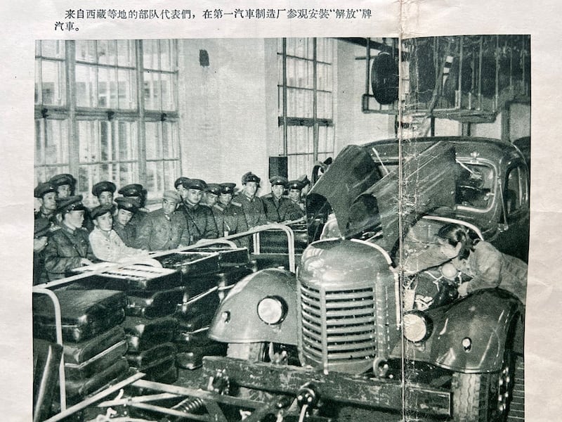 这张图片上，右五军人是我父亲。（翻拍自《解放军画报》1956年11月号）