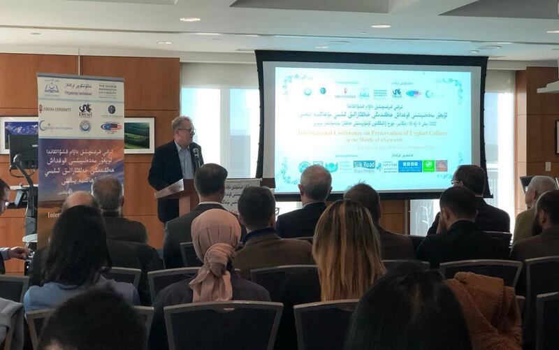 «ئۇيغۇر ئىرقىي قىرغىنچىلىق كۈنى» مۇناسىۋىتى بىلەن ئۇيۇشتۇرۇلغان يىغىندا جورجى ۋاشنگتون ئۇنىۋېرسىتېتىنىنڭ پروفېسسورى شان روبېرتس (Sean Roberts) سۆزلىمەكتە. 2022-يىلى 9-دېكابىر، ۋاشىنگتون.