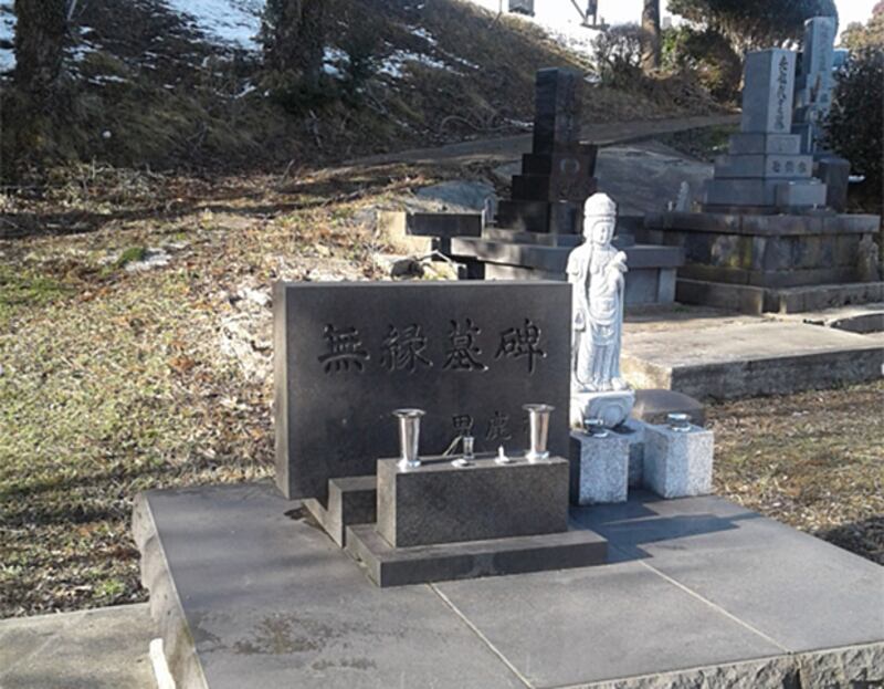법당에서 뒷산 언덕에 조성된 납골묘. ‘무연묘비(無緣墓碑)' 글귀가 보인다. 내년 봄 북한 선원들의 유골이 이 곳에 안치될 예정이다.