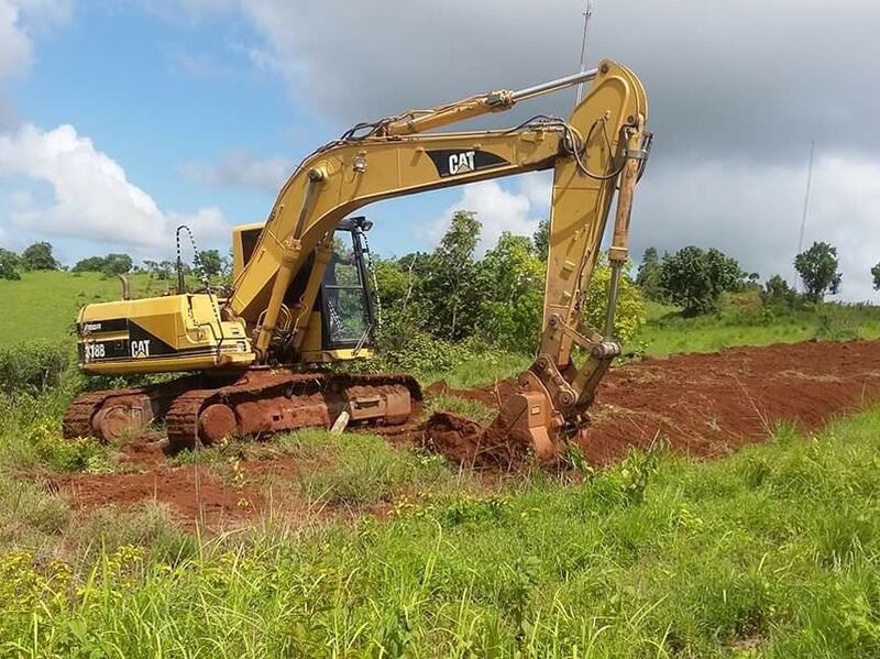 គ្រឿងចក្រ​ឈូស​ឆាយ​ដី​នៅ​តំបន់​ភ្នំ​ដោះ​ក្រមុំ ដែល​អាជ្ញាធរ​កាត់​ទុក​សម្រាប់​សាងសង់​វិទ្យាស្ថាន​ស្រាវជ្រាវ​រ៉ែ ថាមពល និង​ប្រេង​កាត ឋិត​ក្នុង​ភូមិ​ស្វាយចេក សង្កាត់​សុខដុម ក្រុង​សែនមនោរម្យ ខេត្ត​មណ្ឌលគិរី នៅ​ថ្ងៃ​ទី​១៥ ខែ​កក្កដា ឆ្នាំ​២០១៦។