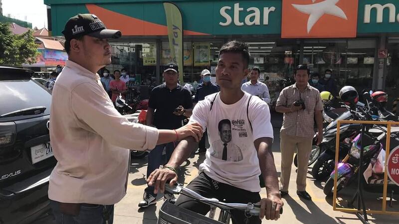 កង​កម្លាំង​អាជ្ញាធរ​រាជធានី​ភ្នំពេញ ចាប់​យុវជន​ម្នាក់ ព្រោះ​ពាក់​អាវ​មាន​រូប​បណ្ឌិត កែម ឡី នៅ​ព្រឹក​ថ្ងៃ​ទី៨ ខែ​កក្កដា ឆ្នាំ២០២០ ទៅ​រម្លឹក​ខួប​ឃាតកម្ម​បណ្ឌិត កែម ឡី លើក​ទី៤ នៅ​បរិវេណ​ហាង​សាំង​កាល់តិច (Caltex) បូកគោ ជា​ទី​ដែល​បណ្ឌិត កែម ឡី ត្រូវ​បាន​ឃាតក​បាញ់​សម្លាប់ កាល​ពី​ថ្ងៃ​ទី១០ ខែ​កក្កដា ឆ្នាំ២០១៦។ 